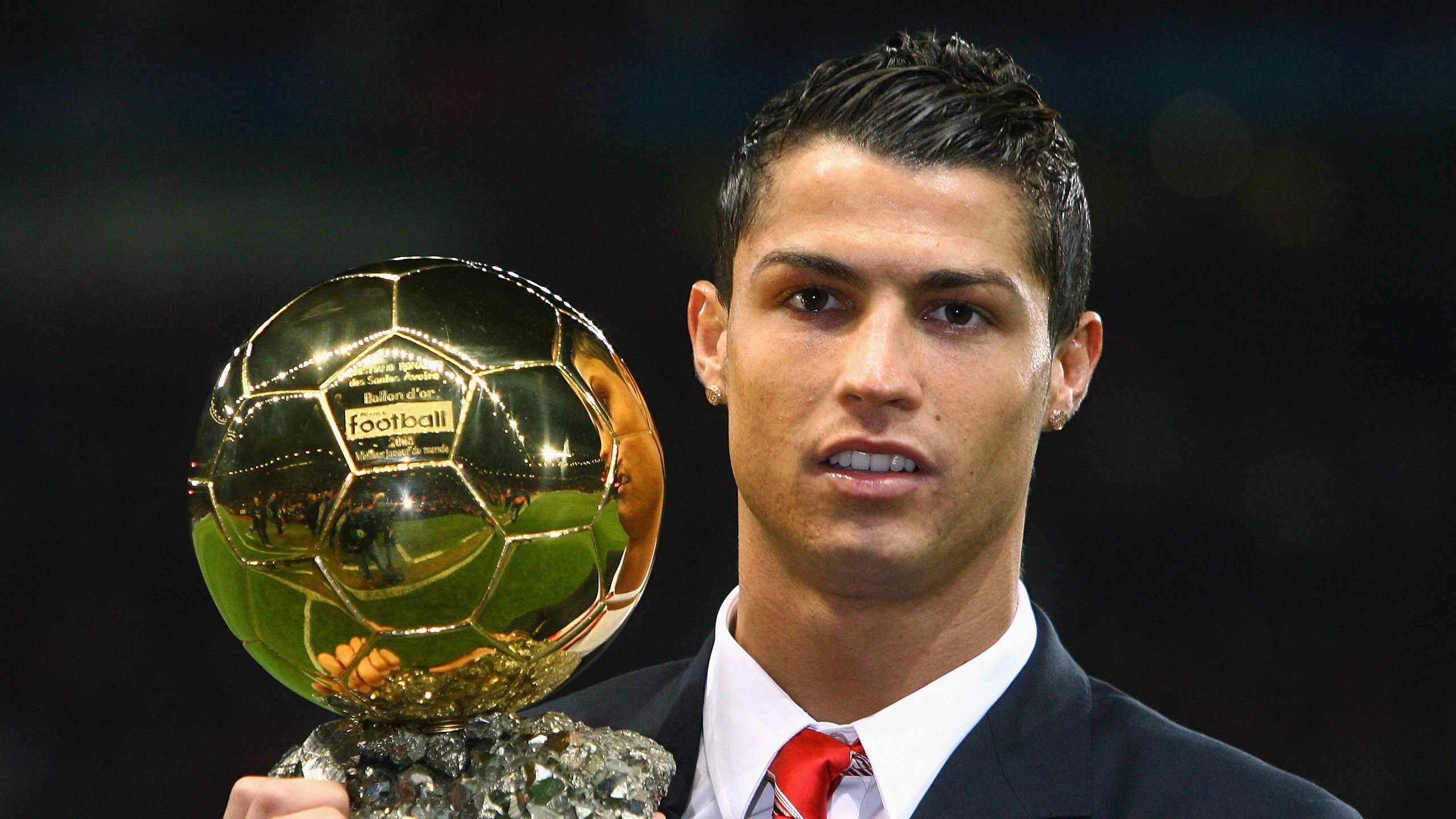 “足球+科技+文化”行业融合成果不断丰富，行业空间不断扩大，足球行业的商业模式